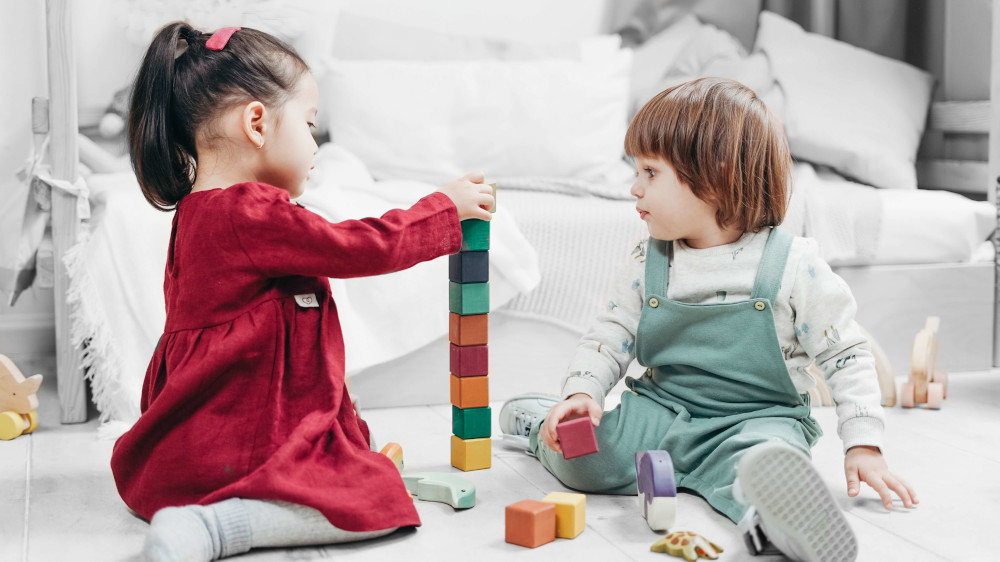 Jeune filles avec jouets cubes et véhicules